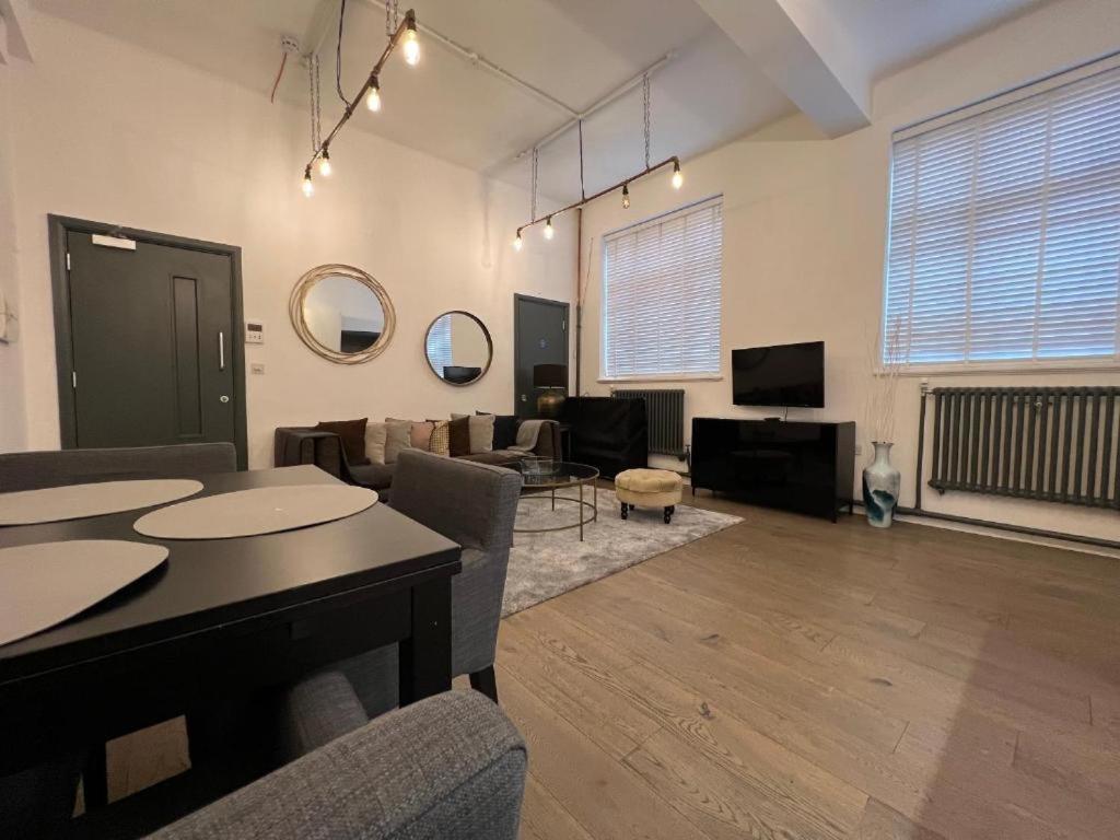 Cool Warehouse Conversion In Chiswick