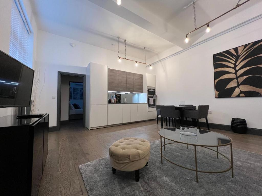 Cool Warehouse Conversion In Chiswick Apartment *