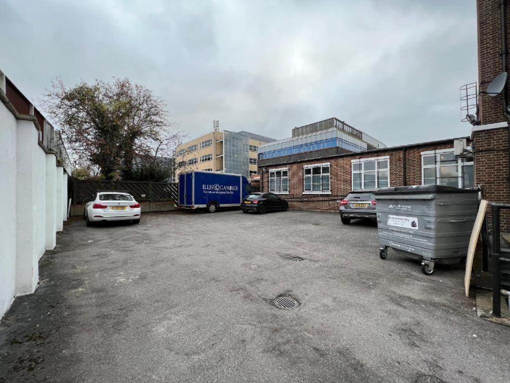 Cool Warehouse Conversion In Chiswick * London