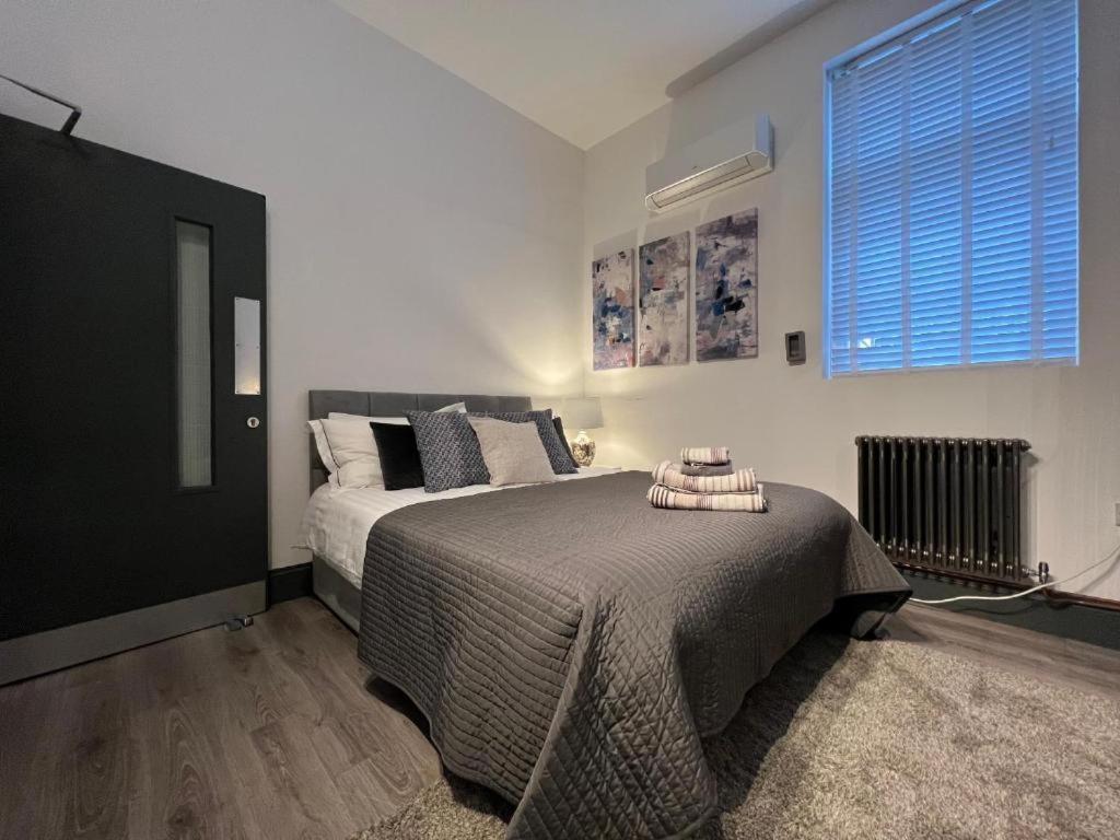Cool Warehouse Conversion In Chiswick Apartment
