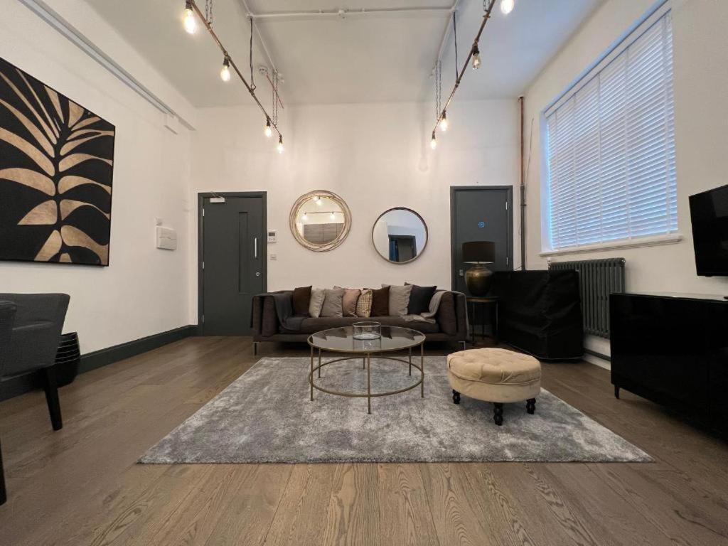 Cool Warehouse Conversion In Chiswick
